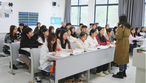 校党委书记王荣秀常态化推门听课