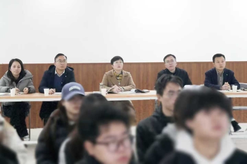 学校党委书记王荣秀推门听课调研课堂教学