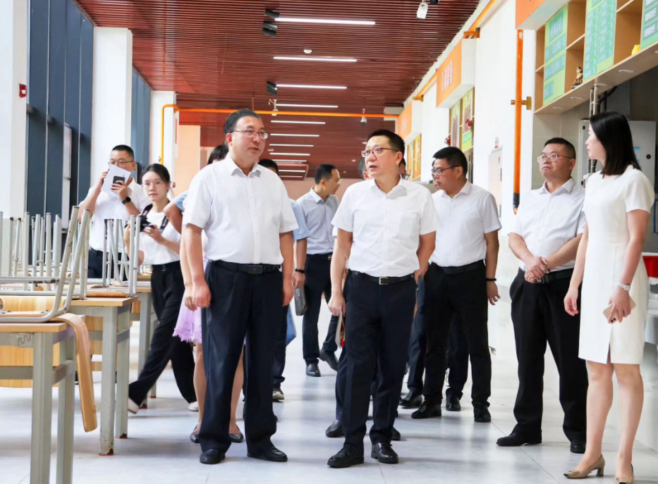 南充市委常委、市总工会主席方雷一行莅临学校调研指导